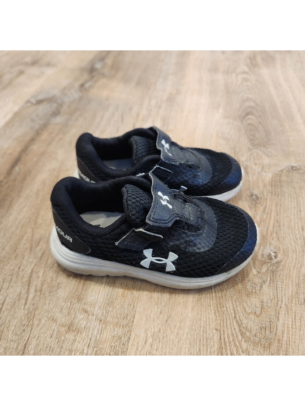 Under Armour Little Boys Surge 2 AC Running Shoes Sz 6, 3022874-001 Black White